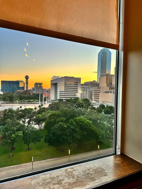 Spacious 1BR | 3 King Beds | Free Valet Parking