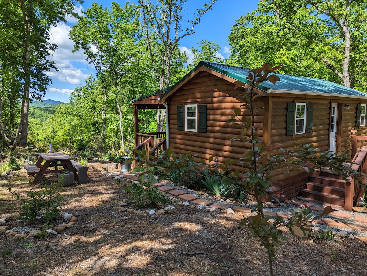 Cozy cabin for 2 w/mountain views & trails image 1