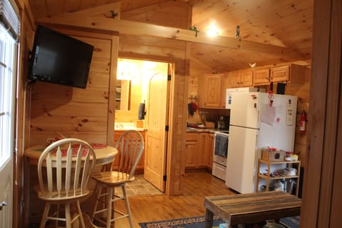 Cozy cabin for 2 w/mountain views & trails image 5