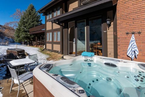 Sparkling clean hot tub, propane grill, privacy and open space!