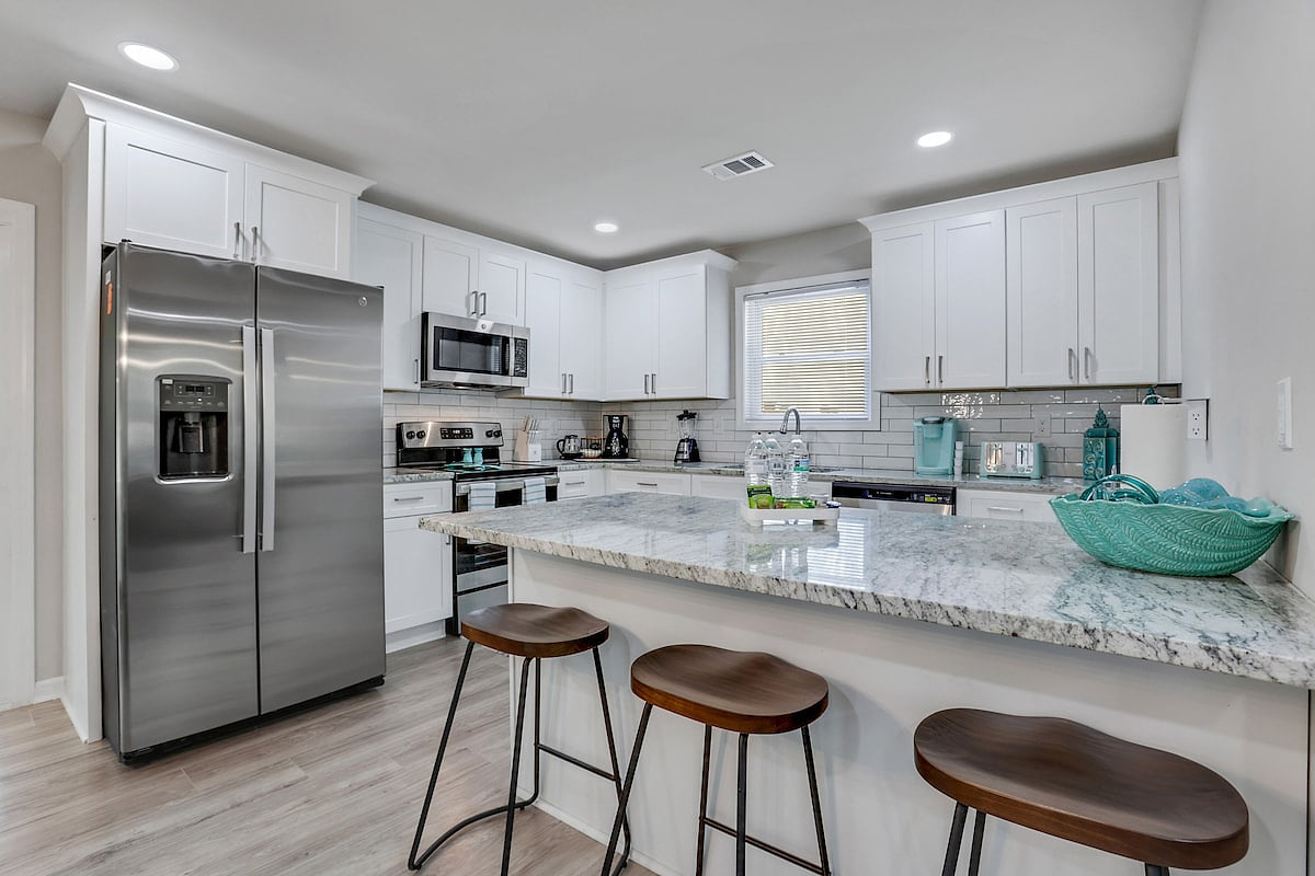 Make the most of our family-friendly kitchen with counter-height chairs for casual meals, a coffee & tea station for your morning pick-me-up, a blender & toaster for quick bites, and a basic starter set of kitchen essentials to make cooking a breeze.