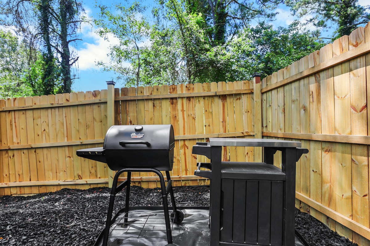 Grill up a feast at our coal BBQ pit with a convenient prep station. A 4lb bag of coal is available for $20 with advance notice. Please note, the grill and prep station must be cleaned after use, or a $25 fee will be charged.