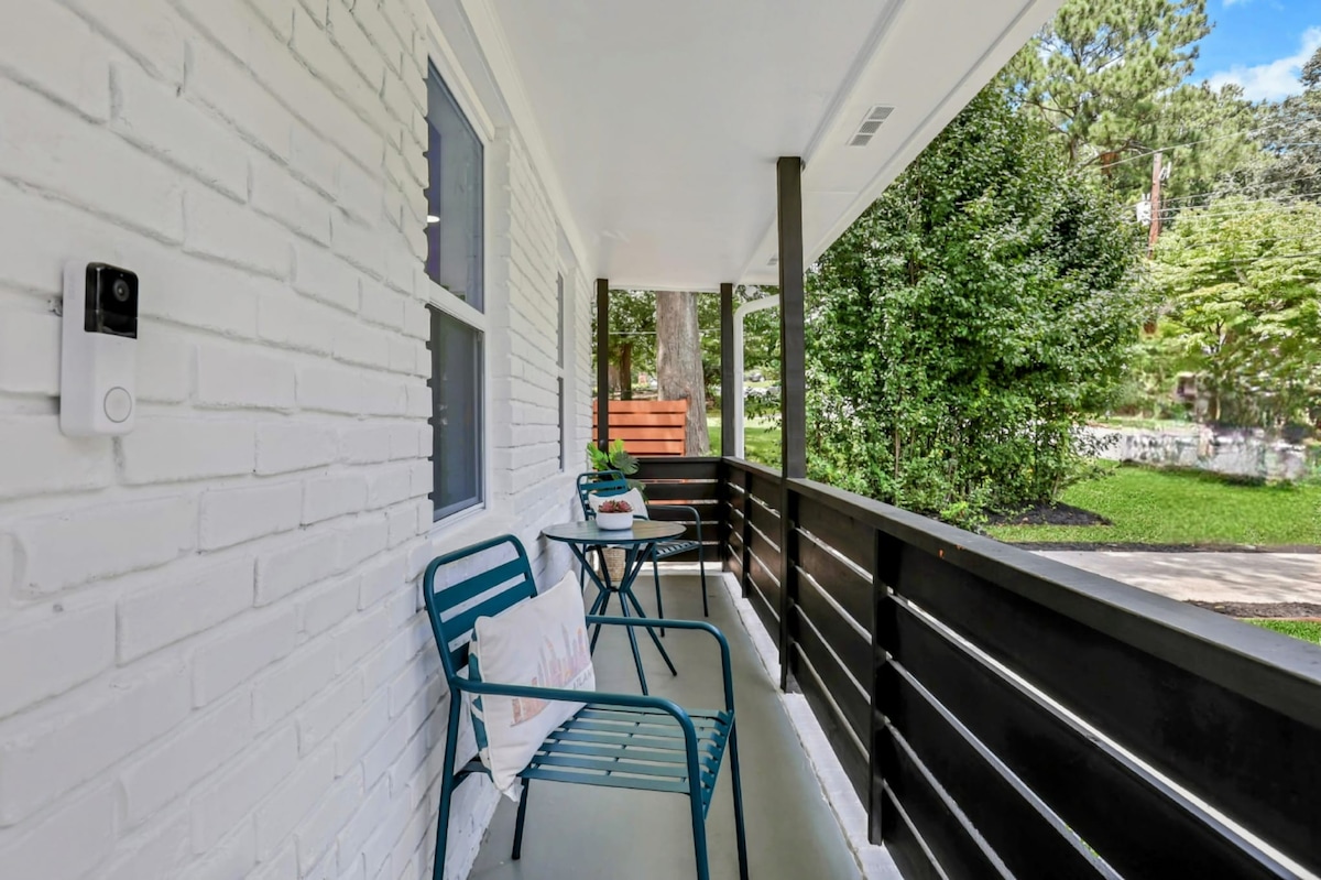 Unwind in our charming patio area, perfect for morning coffee ☕️, or simply soaking up the fresh air.