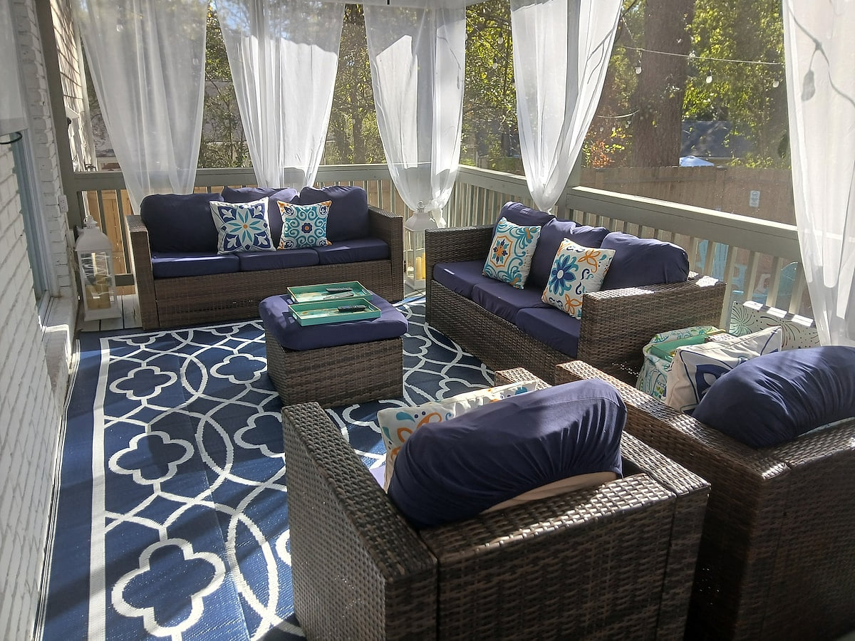 Relax on the screened-in backyard Deck, with comfortable seating and a peaceful view. Family‑Friendly House, King Ensuite, Screened Deck