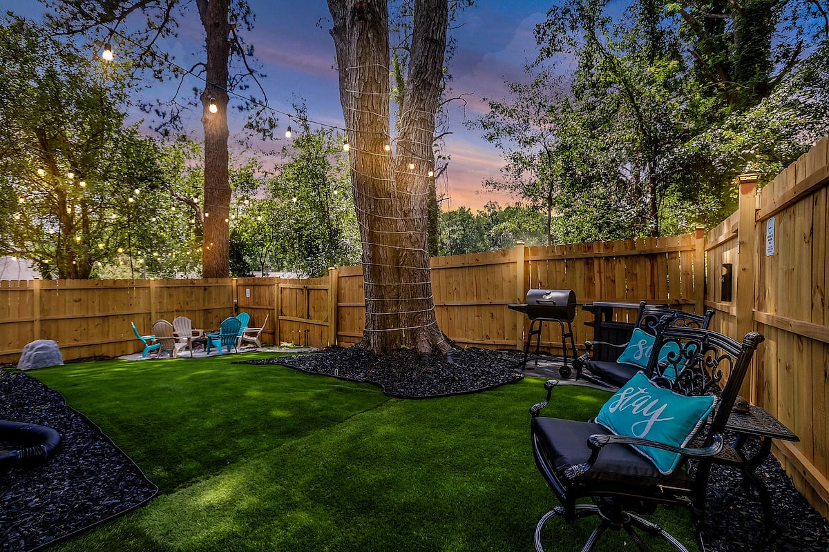 Backyard vibes that make every stay feel like a getaway. Family‑Friendly House, King Ensuite, Screened Deck