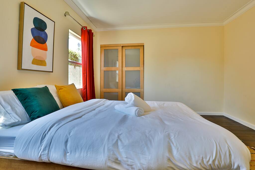 Cozy and comfortable room furnished with a double bed for your convenience.