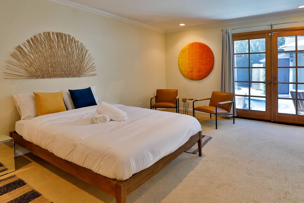 Cozy and comfortable room furnished with a double bed for your convenience.