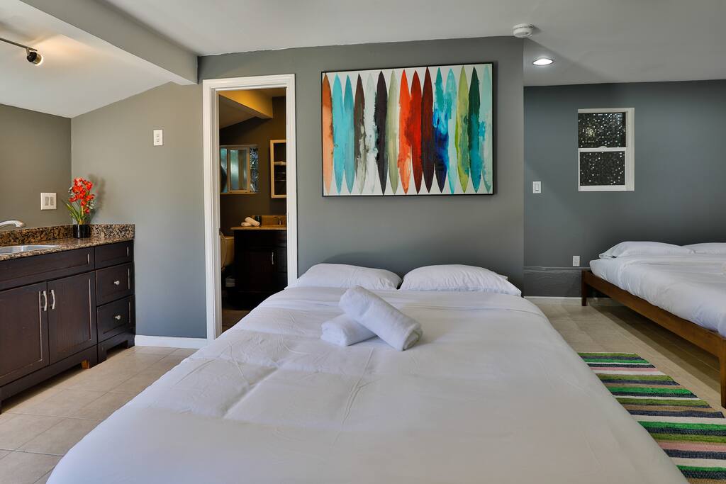 Guest House with 2 Queen Beds