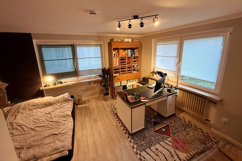 Schlafzimmer 2 mit Blick auf den Schreibtisch und das Bett.