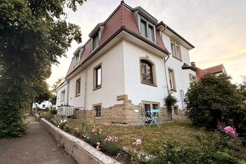 Vorgarten mit Sitzgelegenheit