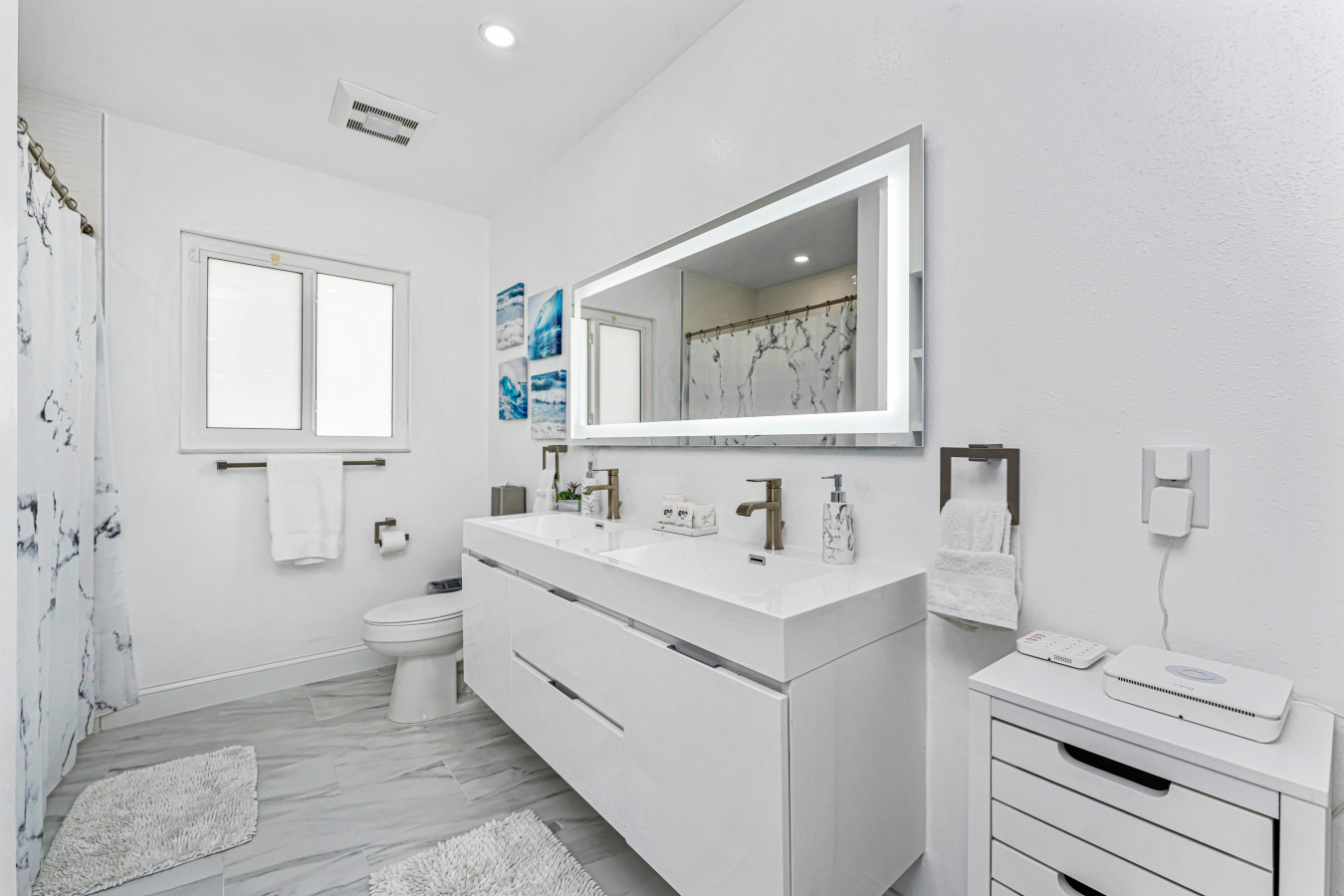 Guest Bathroom - Tub/Shower/Double Sinks
