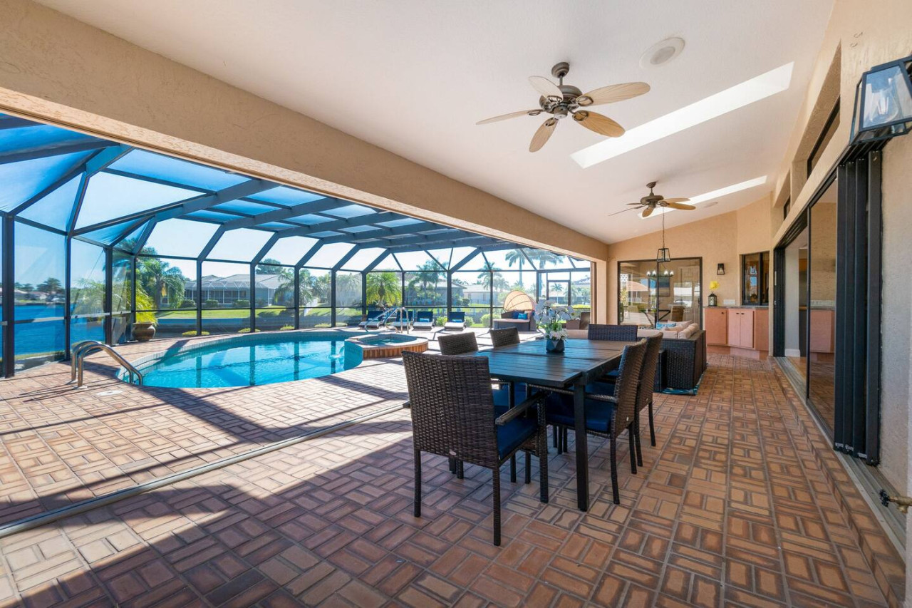 Outdoor Dining-Seats 6 with Screened Lanai