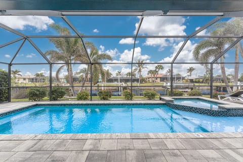 Screened Lanai - Heated Saltwater Pool - Hot Tub - Canal