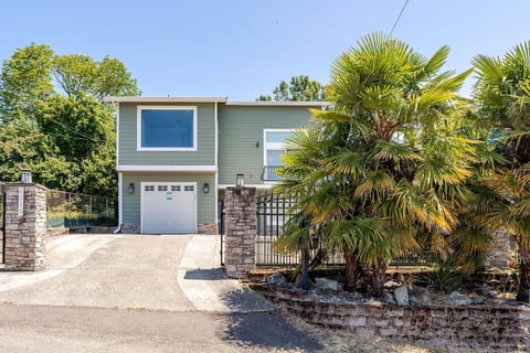 Spacious 3 bedroom 2 bath Seattle Home