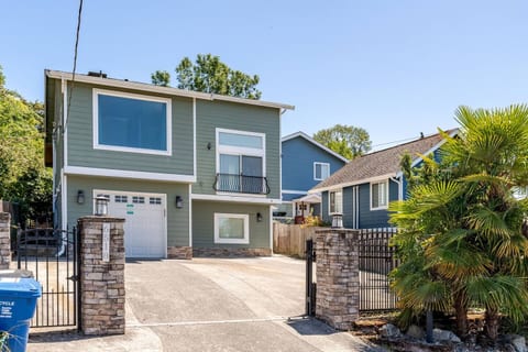 Spacious 3 bedroom 2 bath Seattle Home