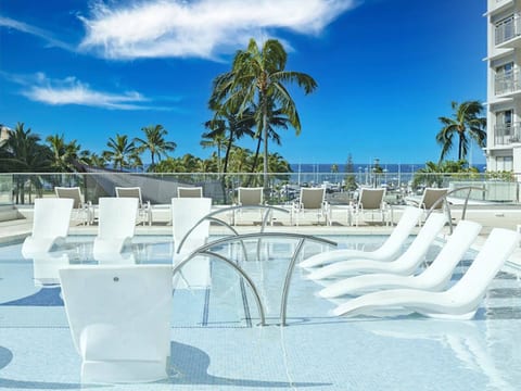 Ilikai Condo - FREE Parking, City View Ocean Front