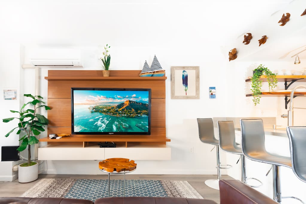 Relax after a busy day trip on the genuine leather sofa with a pull out queen bed option while watching the latest movies on basic cable or RokuTV. Bring your own login!