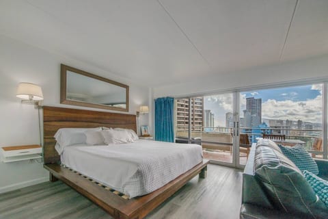 Ilikai Condo - FREE Parking, City View Ocean Front
