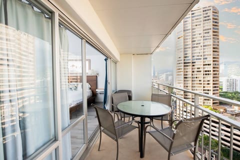 Ilikai Condo - FREE Parking, City View Ocean Front