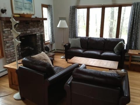 Gorgeous Cape with Deck Close to Ponds and Ocean