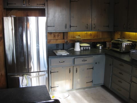 Fully equipped kitchen. New stainless steel look appliances