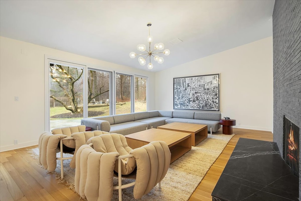 Stunning Mid-Century Retreat image 1