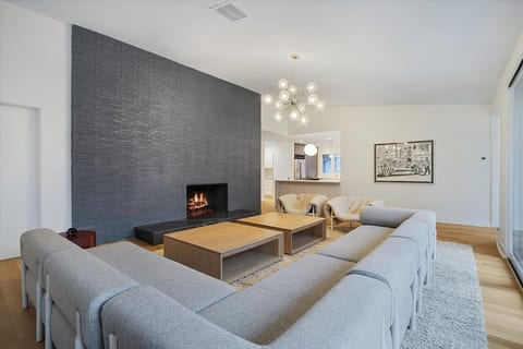 Stunning Mid-Century Retreat image 2