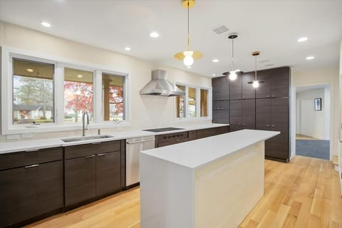 Stunning Mid-Century Retreat image 5