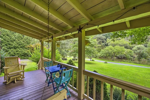 Deck
Bench Swing  
Steps to River