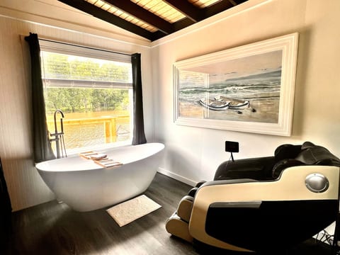 Studio #2 w/Waterfront view-HOT TUB-massage chair