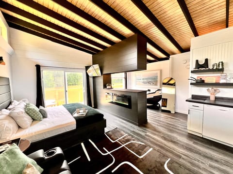 Studio #2 w/Waterfront view-HOT TUB-massage chair