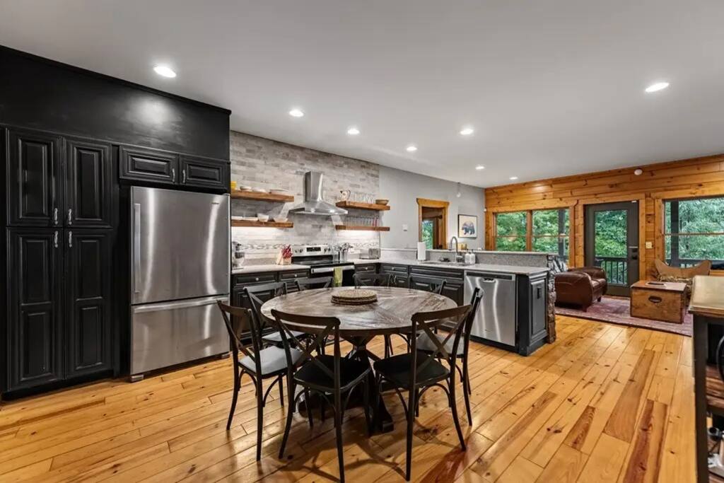 long-range-views!-hot-tubdog-friendlypool-table/