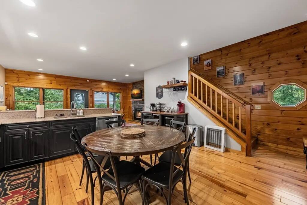 long-range-views!-hot-tubdog-friendlypool-table/