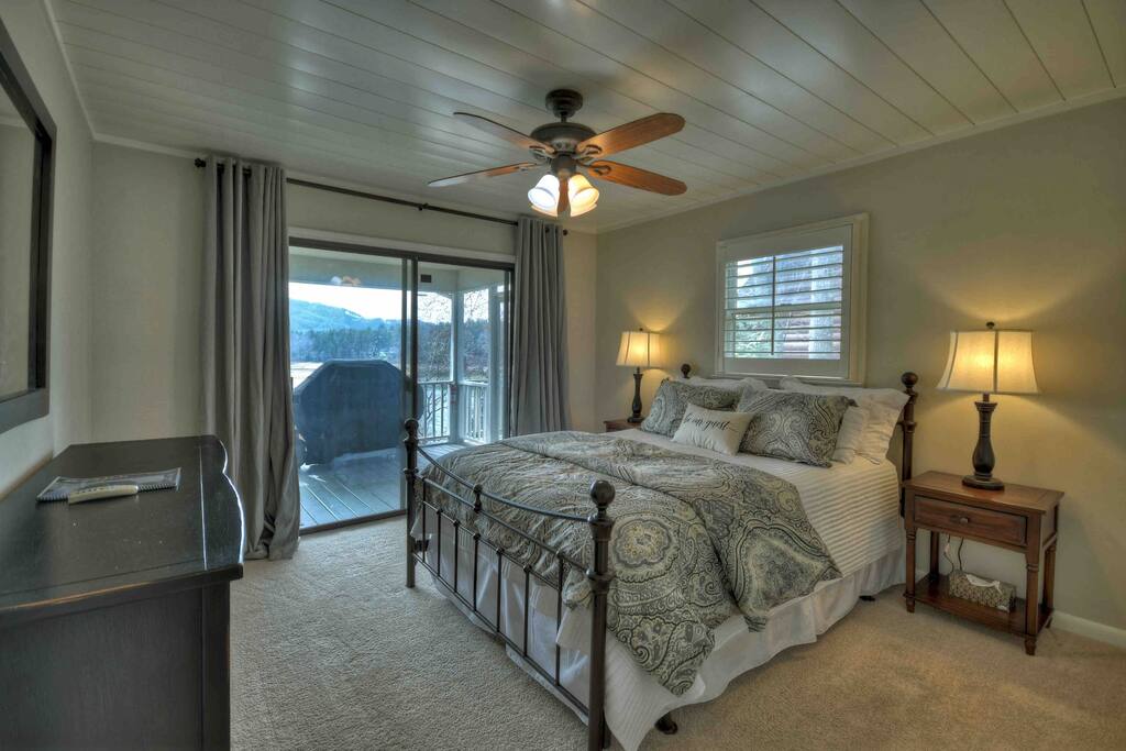 lake-nottely-with-kayaksfire-pitdockpool-table/