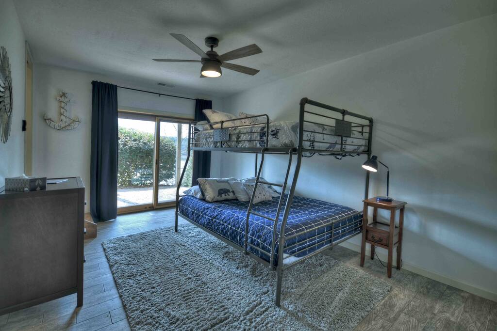 lake-nottely-with-kayaksfire-pitdockpool-table/