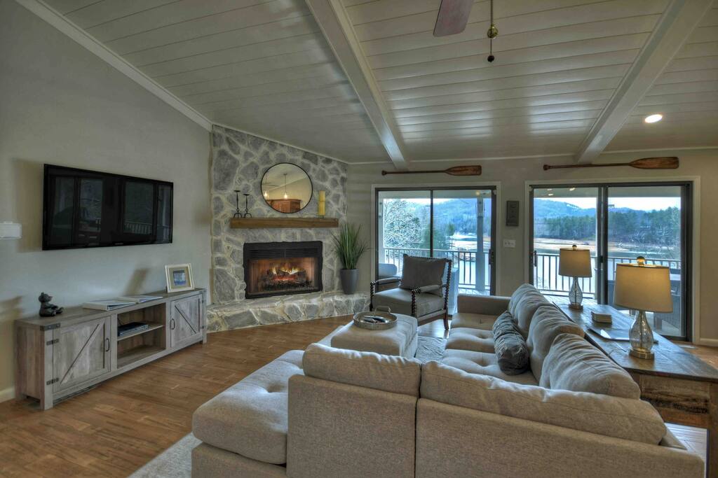 lake-nottely-with-kayaksfire-pitdockpool-table/