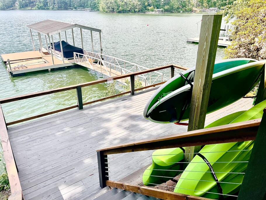 lake-nottely-with-kayaksfire-pitdockpool-table/