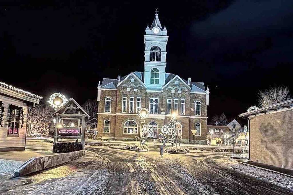 The mountains of north Georgia are beautiful all year round.  Photo is of the Downtown square in December decorate for the winter holidays. The square is about 12 mins drive from the cottage 