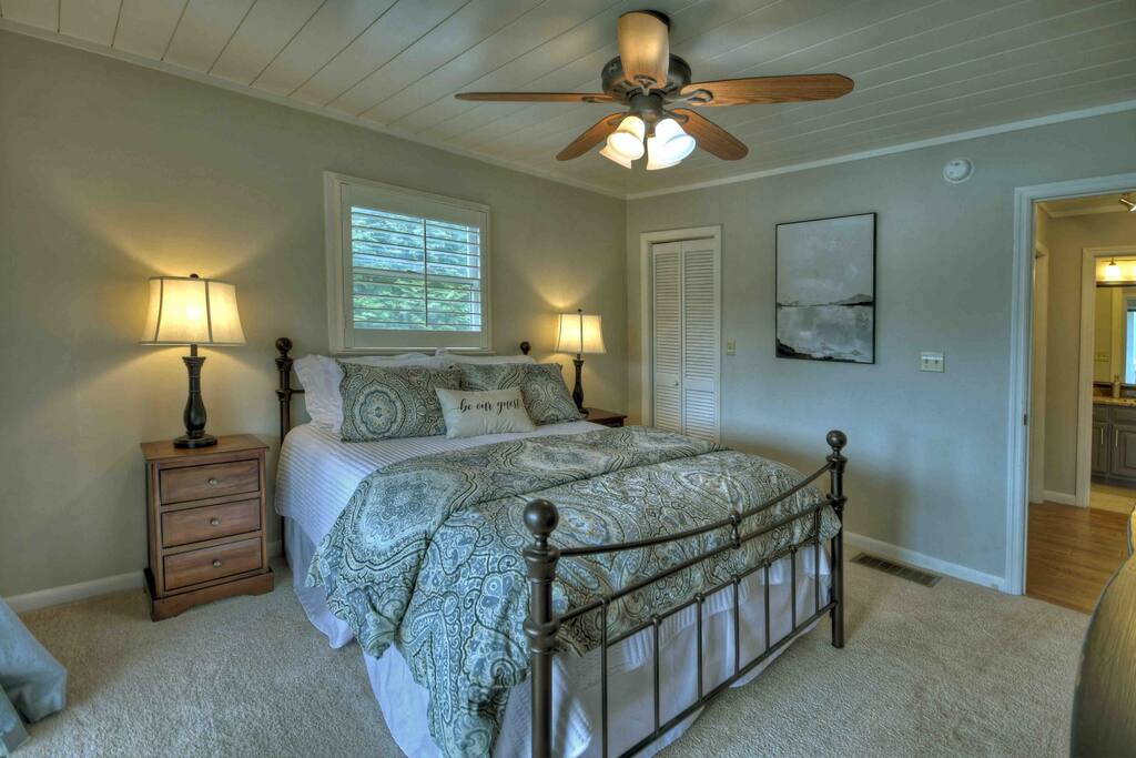 Queen bed main floor 