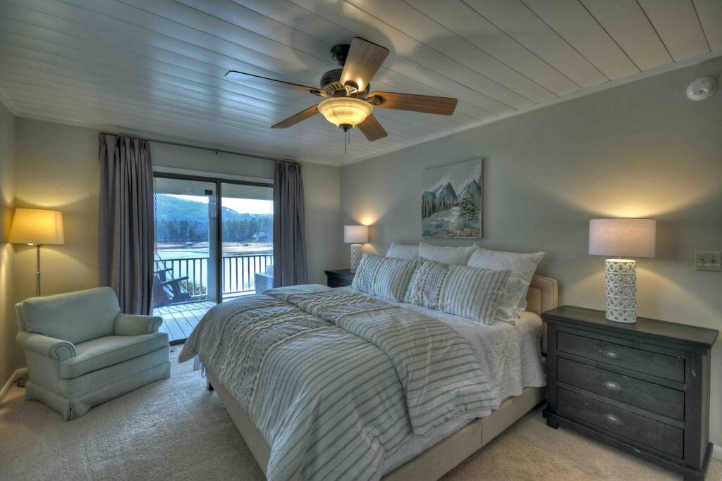 lake-nottely-with-kayaksfire-pitdockpool-table/