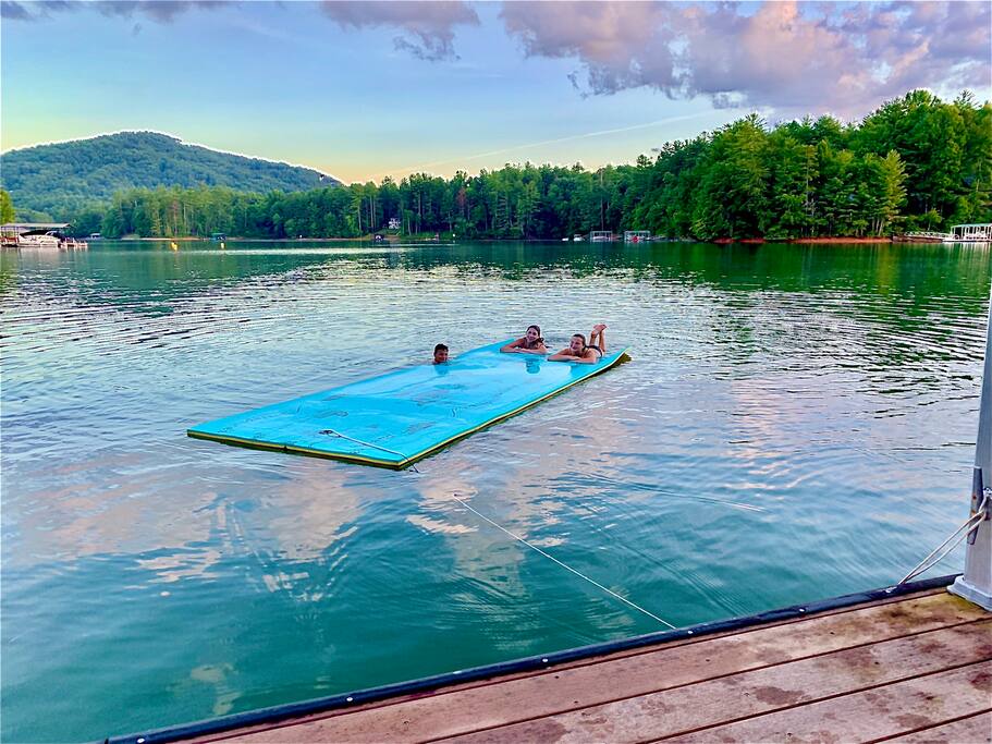 lake-nottely-with-kayaksfire-pitdockpool-table/