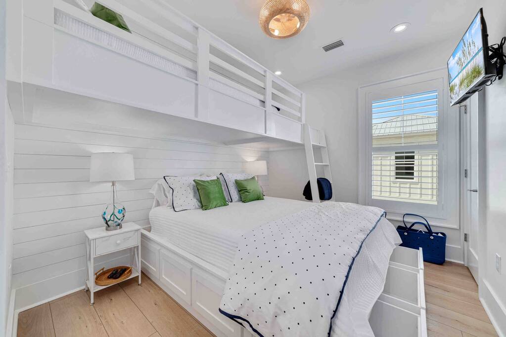 new-cottage!-100ft-to-beachheated-poolgas-grill/