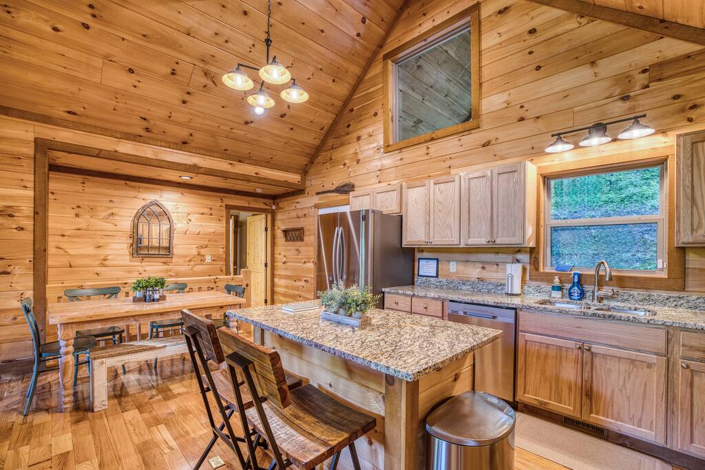 private-3-acres-creekmnt-viewsmini-golfhot-tub/