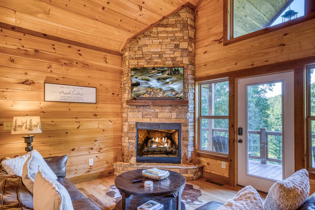 Cozy fireplace and super soft leather sofa with deep seated cushions make for relaxing conversations among family ans friends. The mountains and stars are viewed from every window 