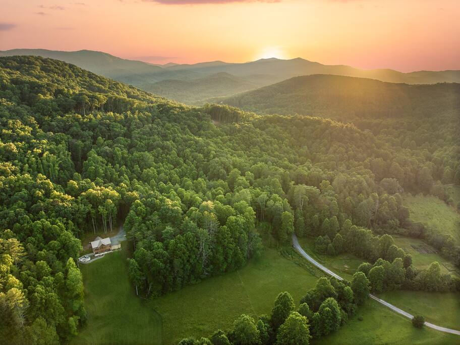 Private 3 acres -CREEK/Mnt VIEWS/mini GOLF/hot tub