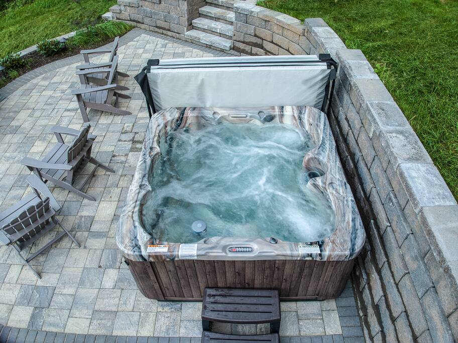 Hot tub by the fire! Yes please. Great spot to enjoy fire under the stars 
