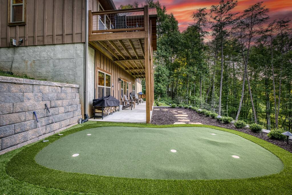 Golfers bring your putter! Brand new custom putting green mini golf is overlooking the expansive grassy yard