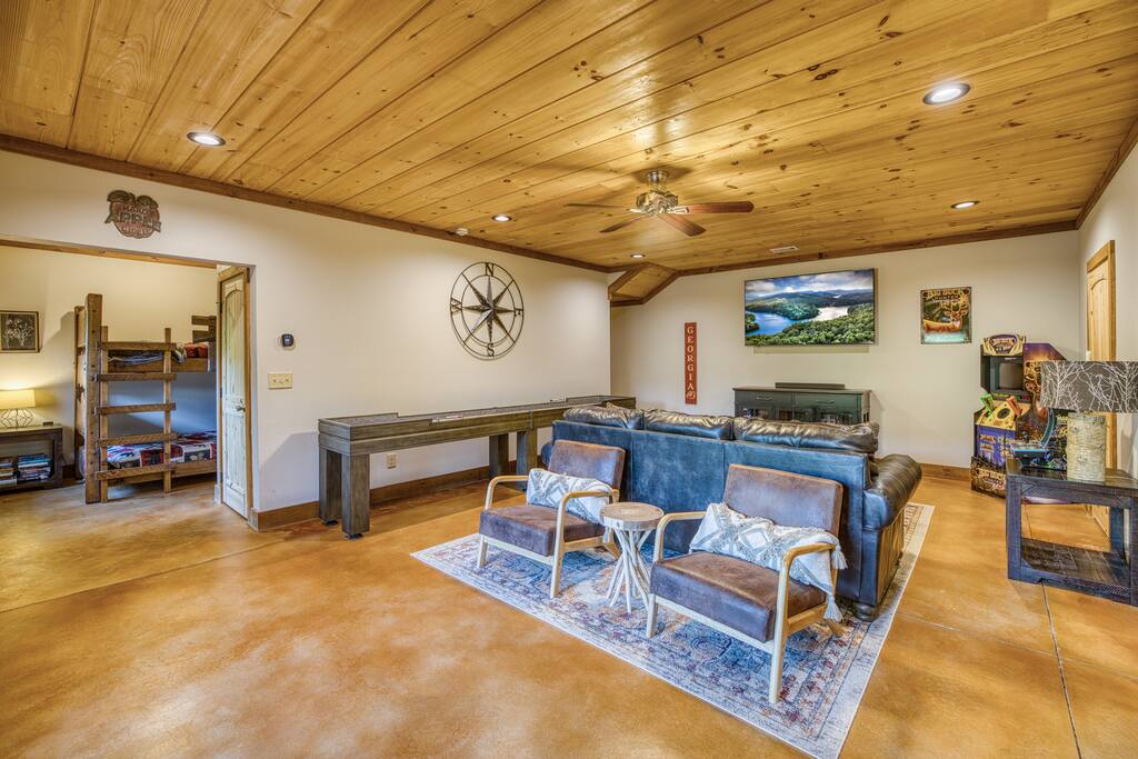 The terrace level has Mountain View’s from every window and is adorned with natural stained wood. 