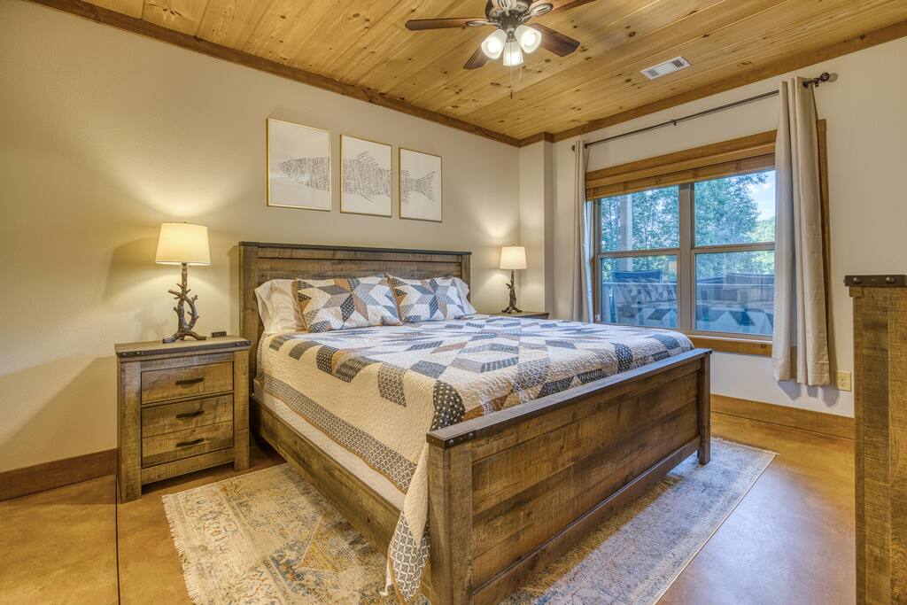 private-3-acres-creekmnt-viewsmini-golfhot-tub/