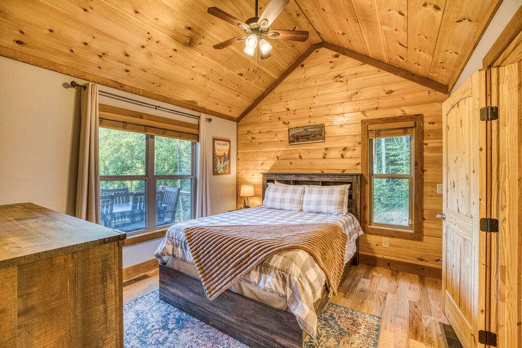 private-3-acres-creekmnt-viewsmini-golfhot-tub/